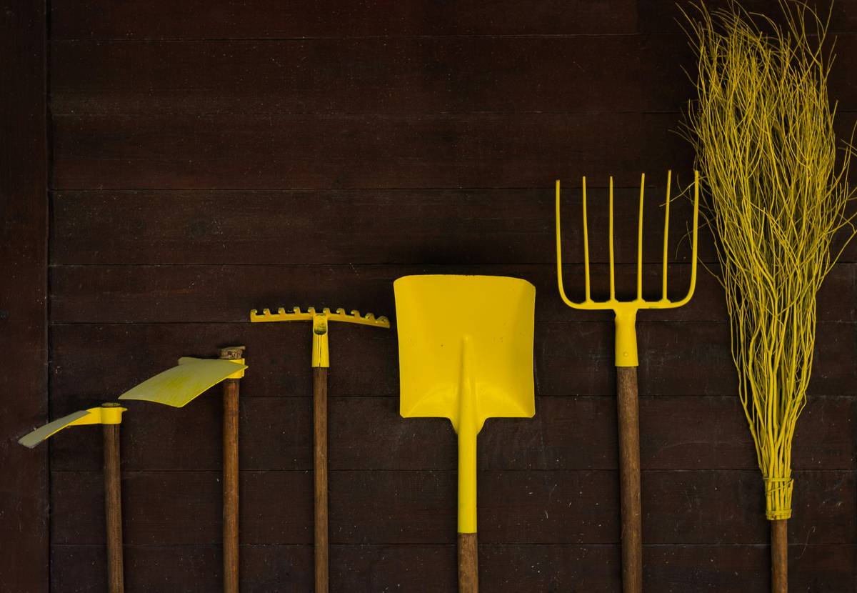 Comparison chart showing five common manual cultivators: Hori-Hori, CobraHead, Dutch Hoe, Rake Hoe, and Hand Fork—with labels for soil type suitability, best use cases, and material quality